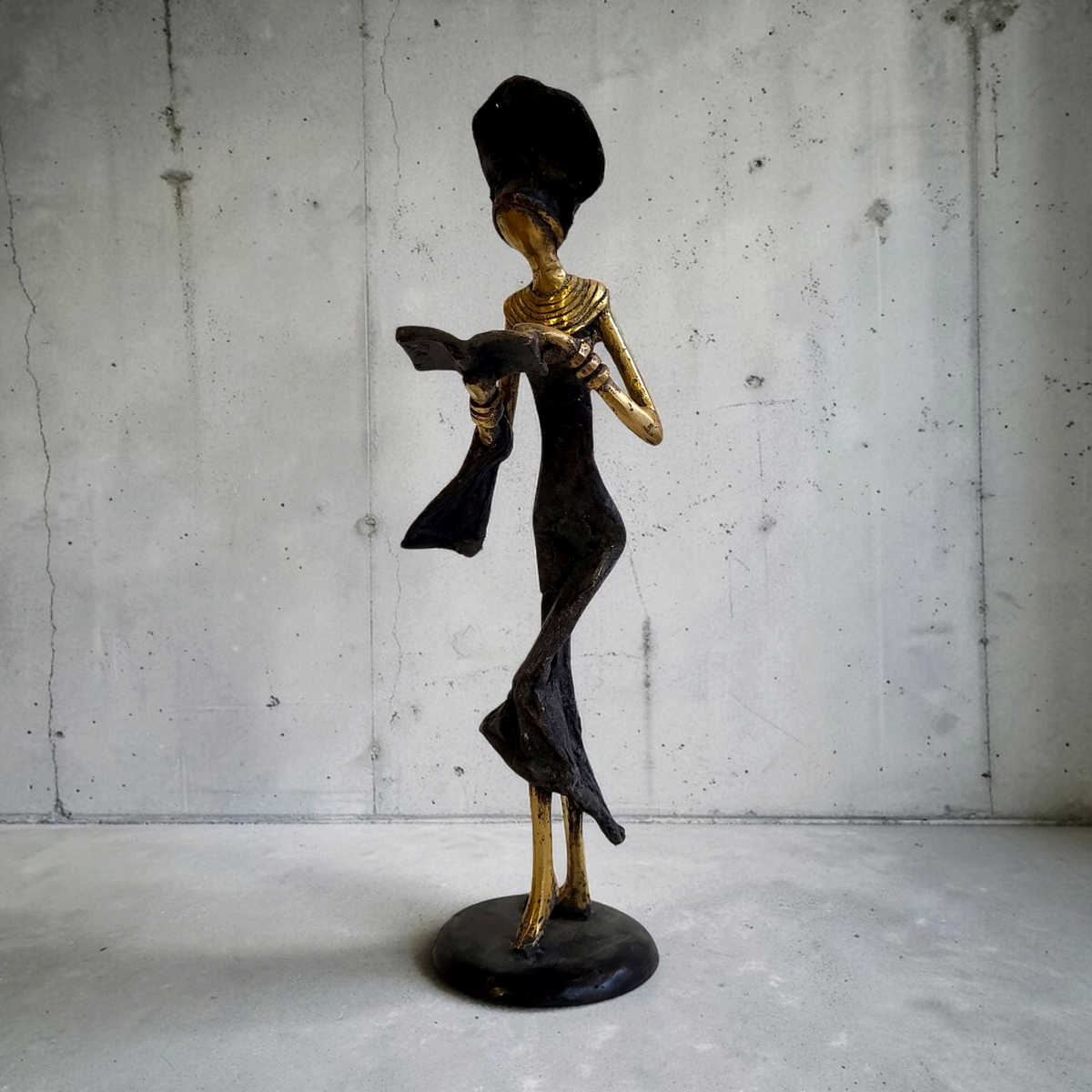 Sculpture en bronze "Femme avec livre" by Karim | différentes tailles et couleurs