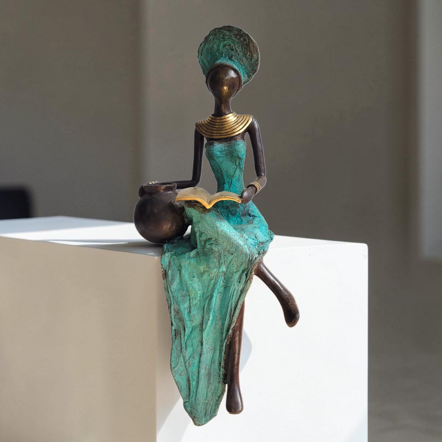 Bronze-Skulptur "Lesende Frau mit Krug" by Soré | 45 cm | verschiedene Farben