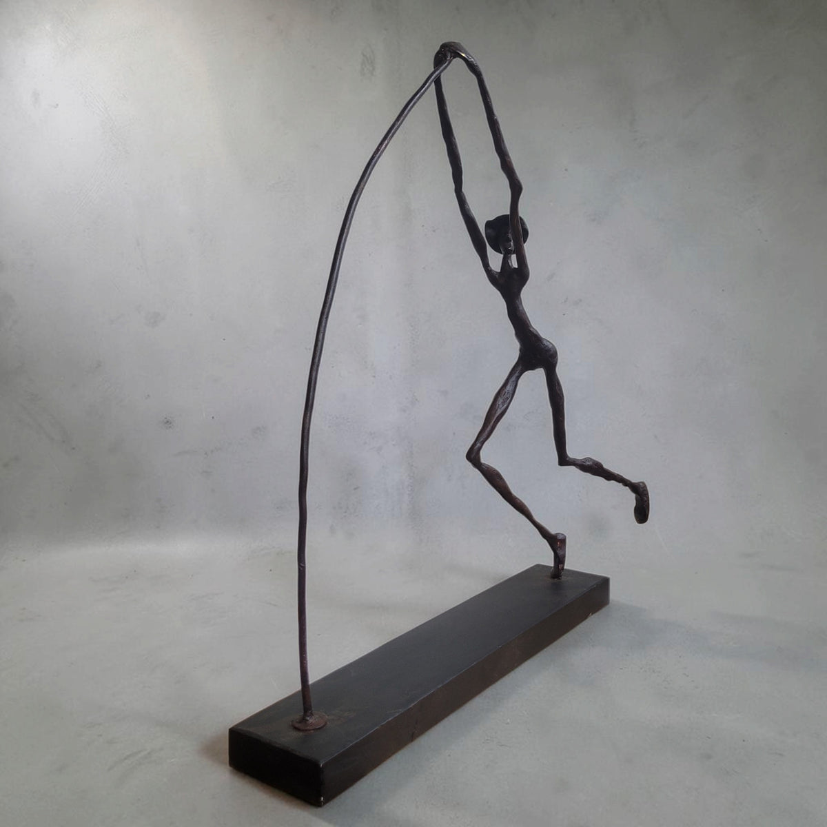 Bronze-Skulptur "Le sauteur à la perche", by Boureima Ouedraogo, 61 cm, Bronze massiv, 2026