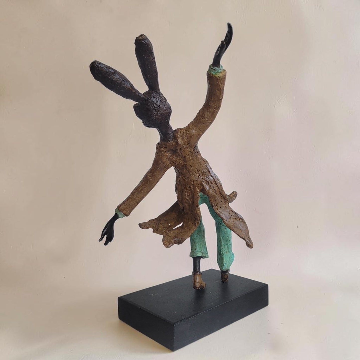 Bronze-Skulptur "Le lièvre danseur", by Boureima Ouedraogo, 33 cm, Bronze massiv, 2026