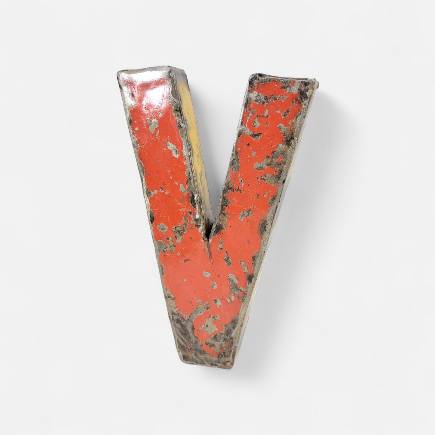 Lettre "V" en fûts de pétrole recyclés | 22 ou 50 cm | différentes couleurs