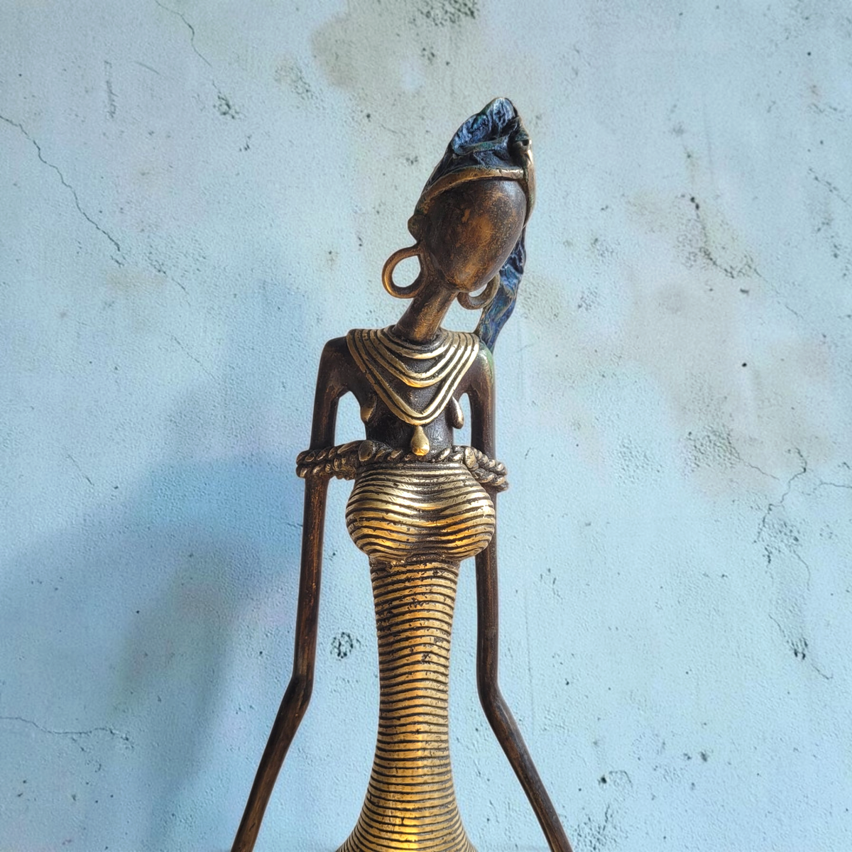 La dame en bleu et or | Bronze-Skulptur von Issouf Iboudou | 66 cm | 3,2 kg | Einzelstück