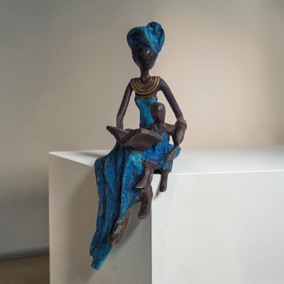 Bronze-Skulptur "Mama liest ein Buch" by Hamed Nikiema | 17 oder 27 cm | Unikate