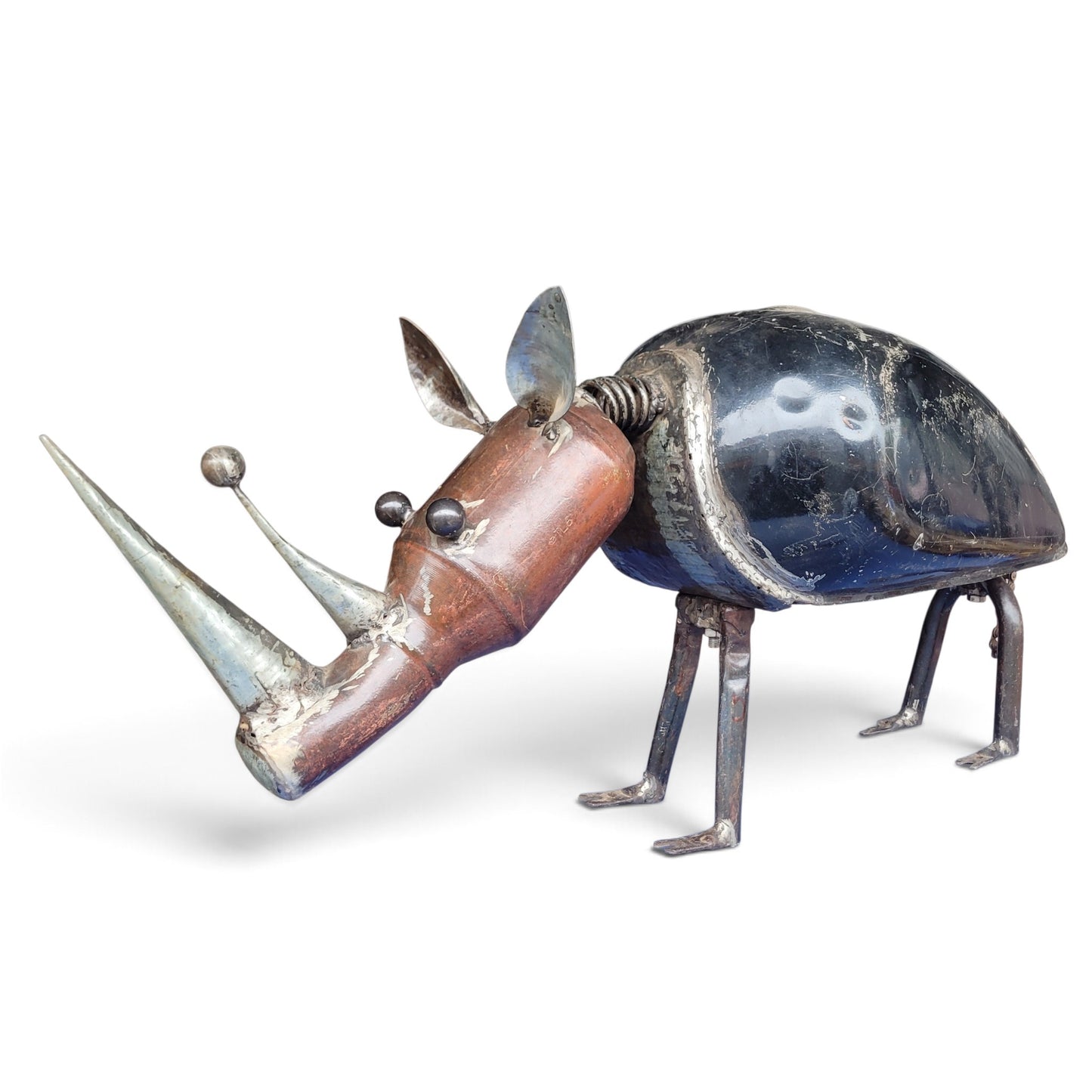 Nashornkäfer-Skulptur „Carapace Noire" – Upcycling-Unikat aus Autoteilen, Burkina Faso