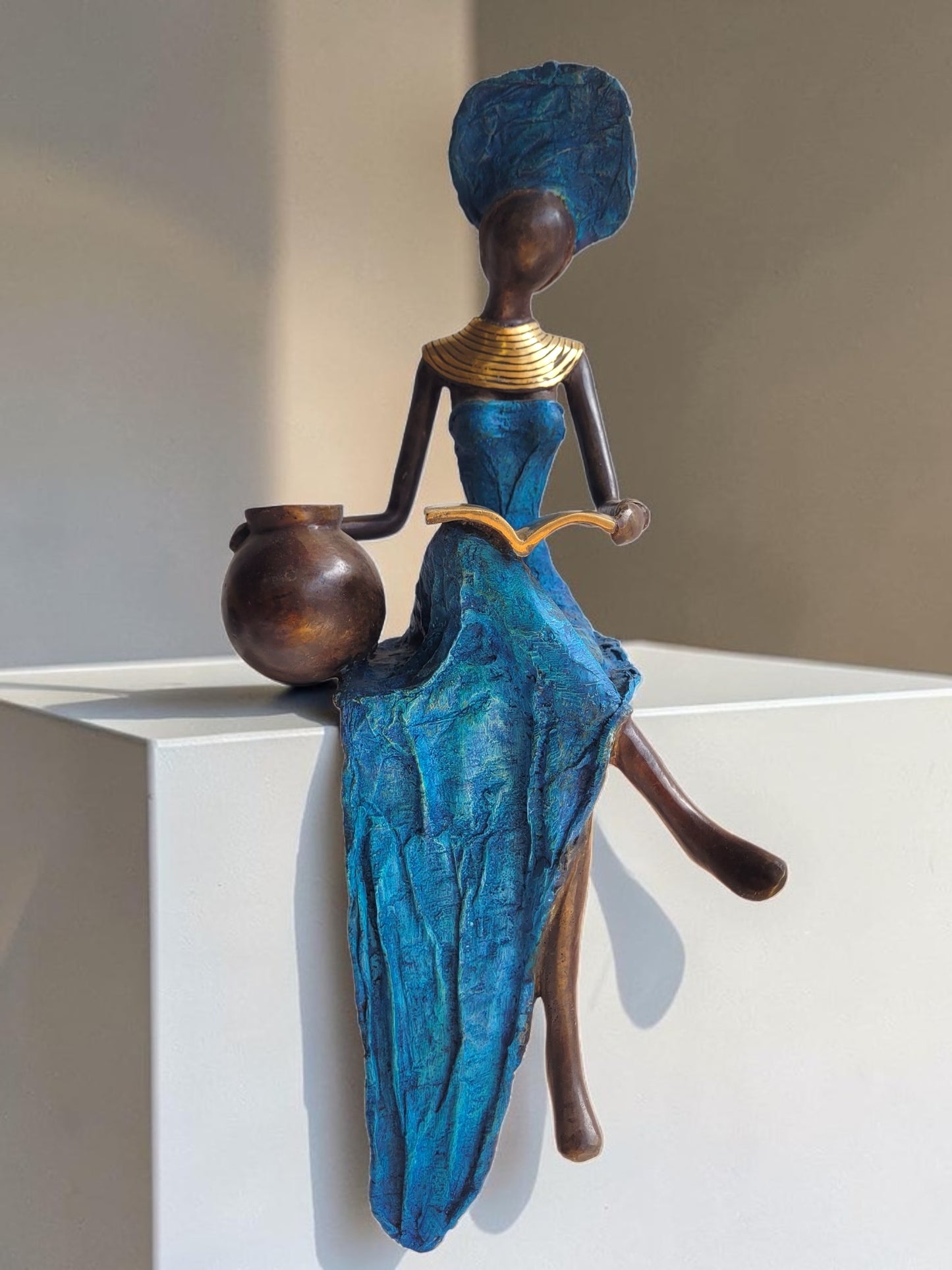 Bronze-Skulptur "Lesende Frau mit Krug" by Soré | 45 cm | verschiedene Farben