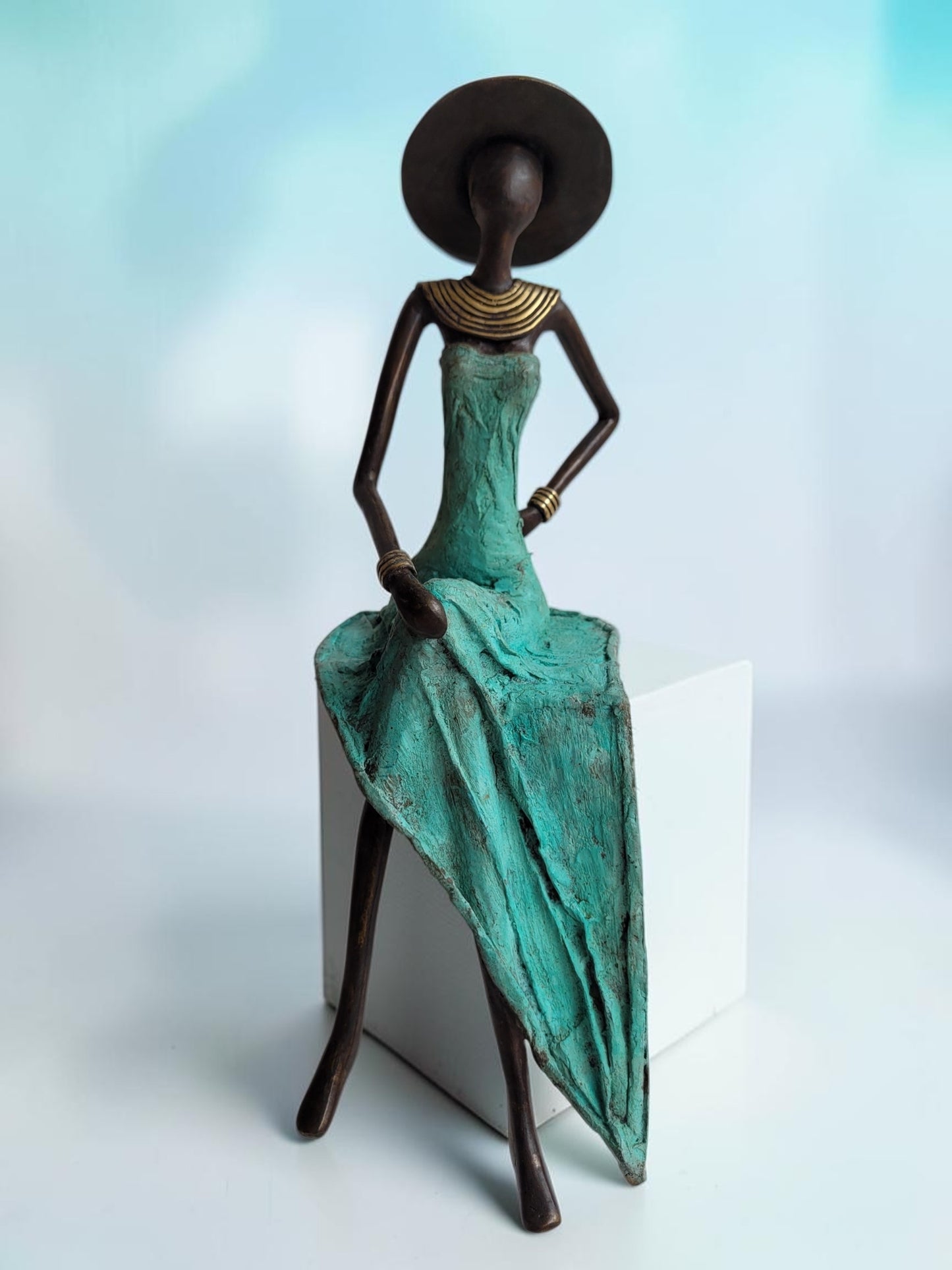 Bronze-Skulptur "Femme assise avec chapeau" by Soré | 42 cm | verschiedene Farben