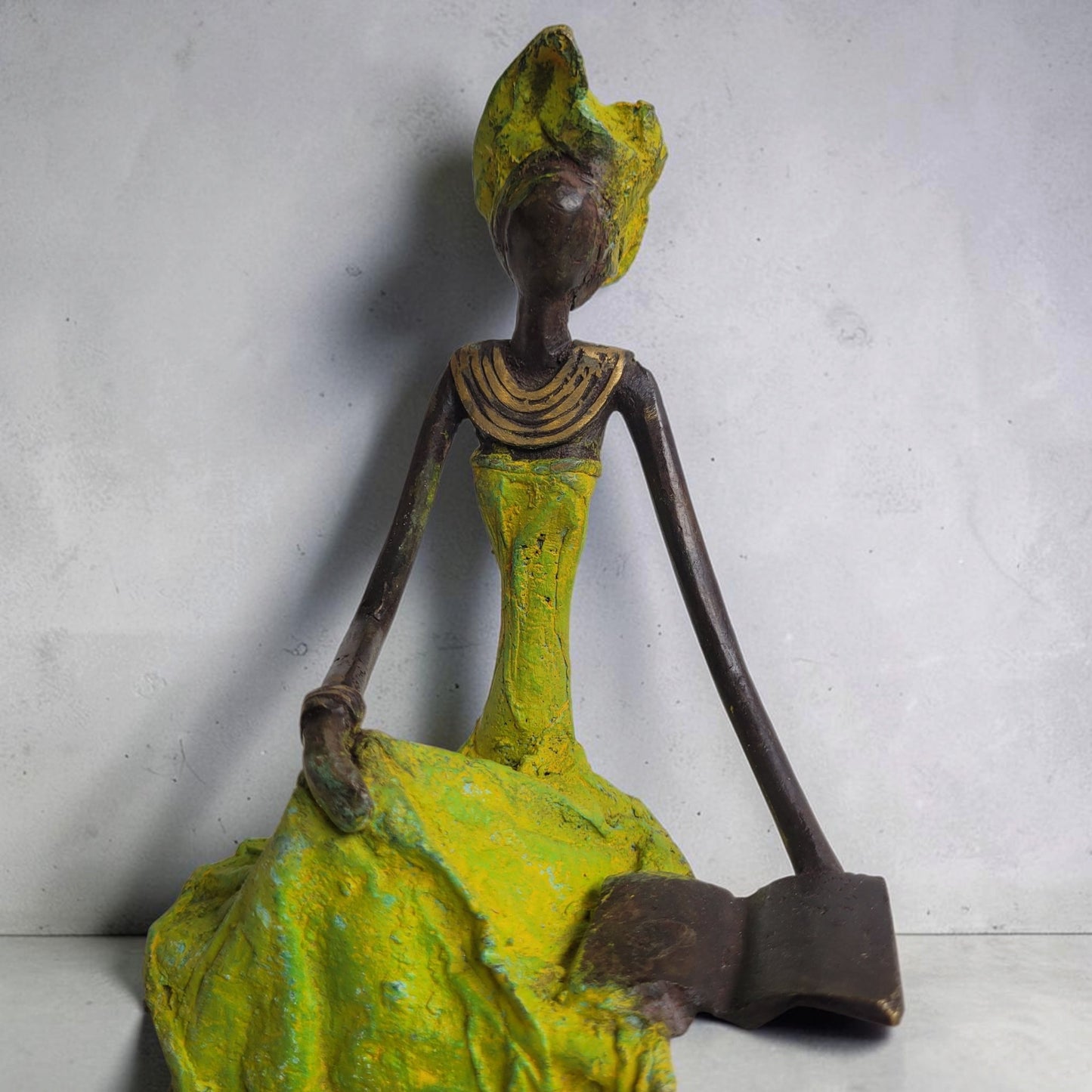 Bronze-Skulptur "Große Dame mit Buch" by Hamed Nikiema | 26 cm | Unikate