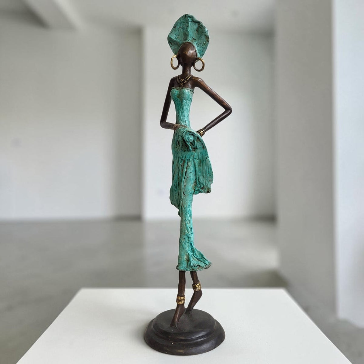 Bronze-Skulptur "Je pose donc je suis (I)" by Issouf B. | 55 cm | Einzelstücke