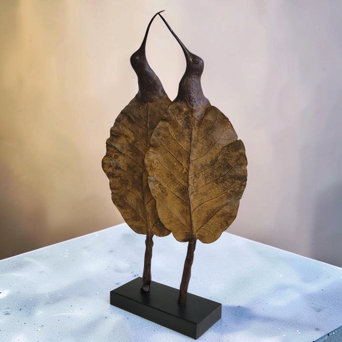 Bronze-Skulptur "Les oiseaux au grand feuillage" von Boureima Ouedraogo, 2026, Brown