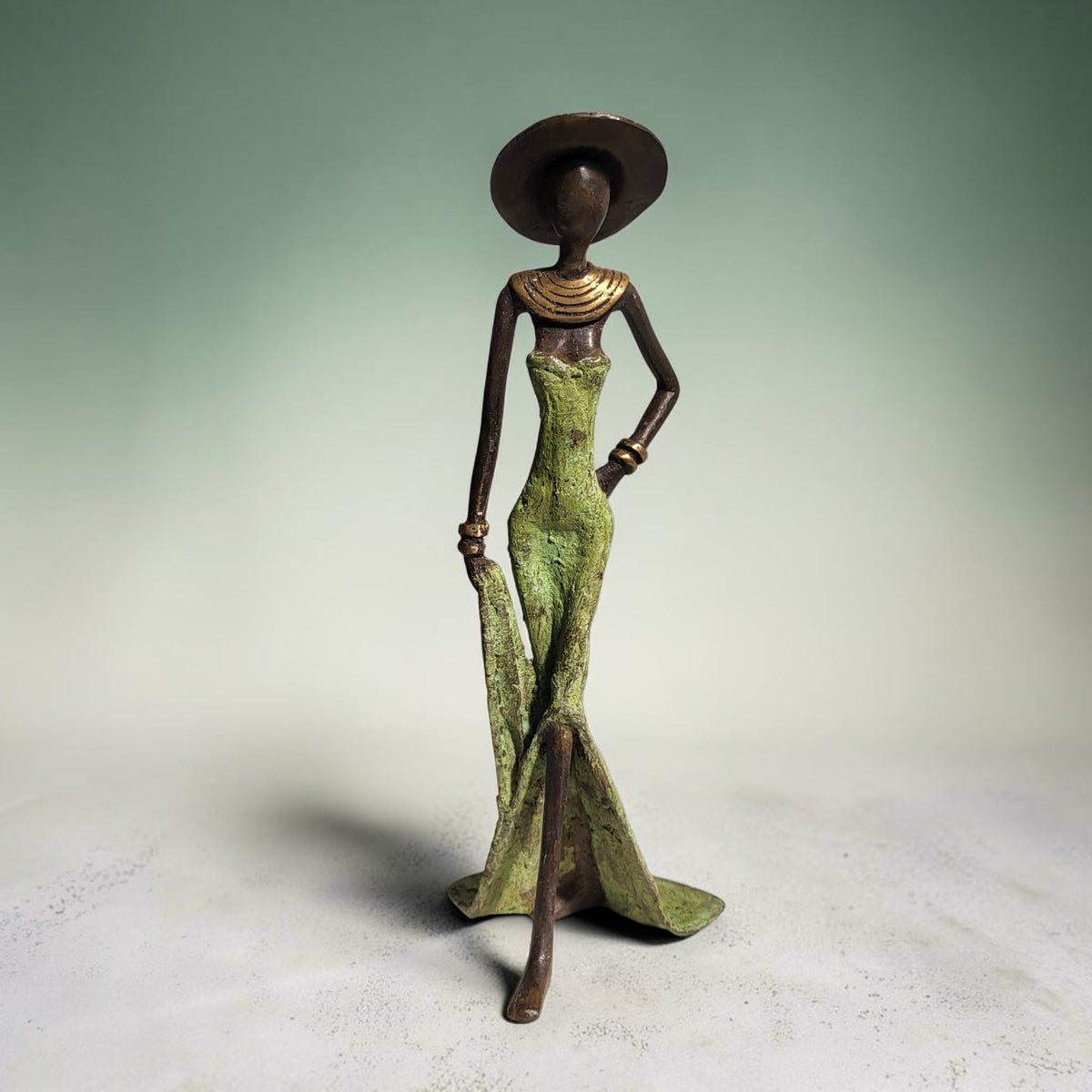 Bronze sculpture "Femme élégante avec chapeau" by Soré | various sizes and colours