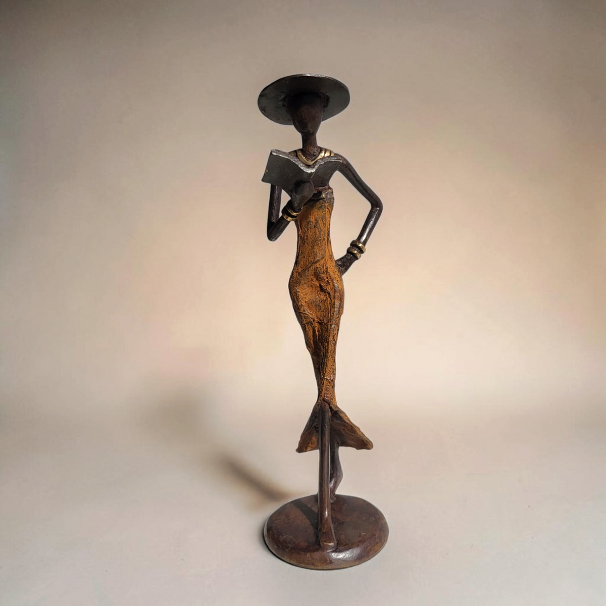 Bronze sculpture "Femme avec livre et chapeau" by Soré | various sizes and colours