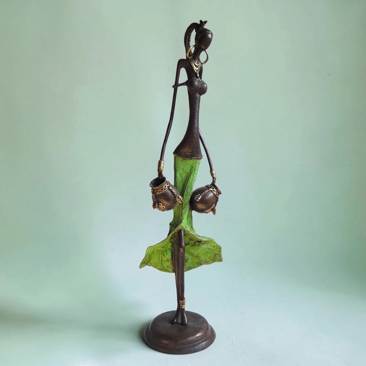 La porteuse d'eau | Bronze-Skulptur von Issouf Iboudou | 67 cm | 4 kg | Einzelstück