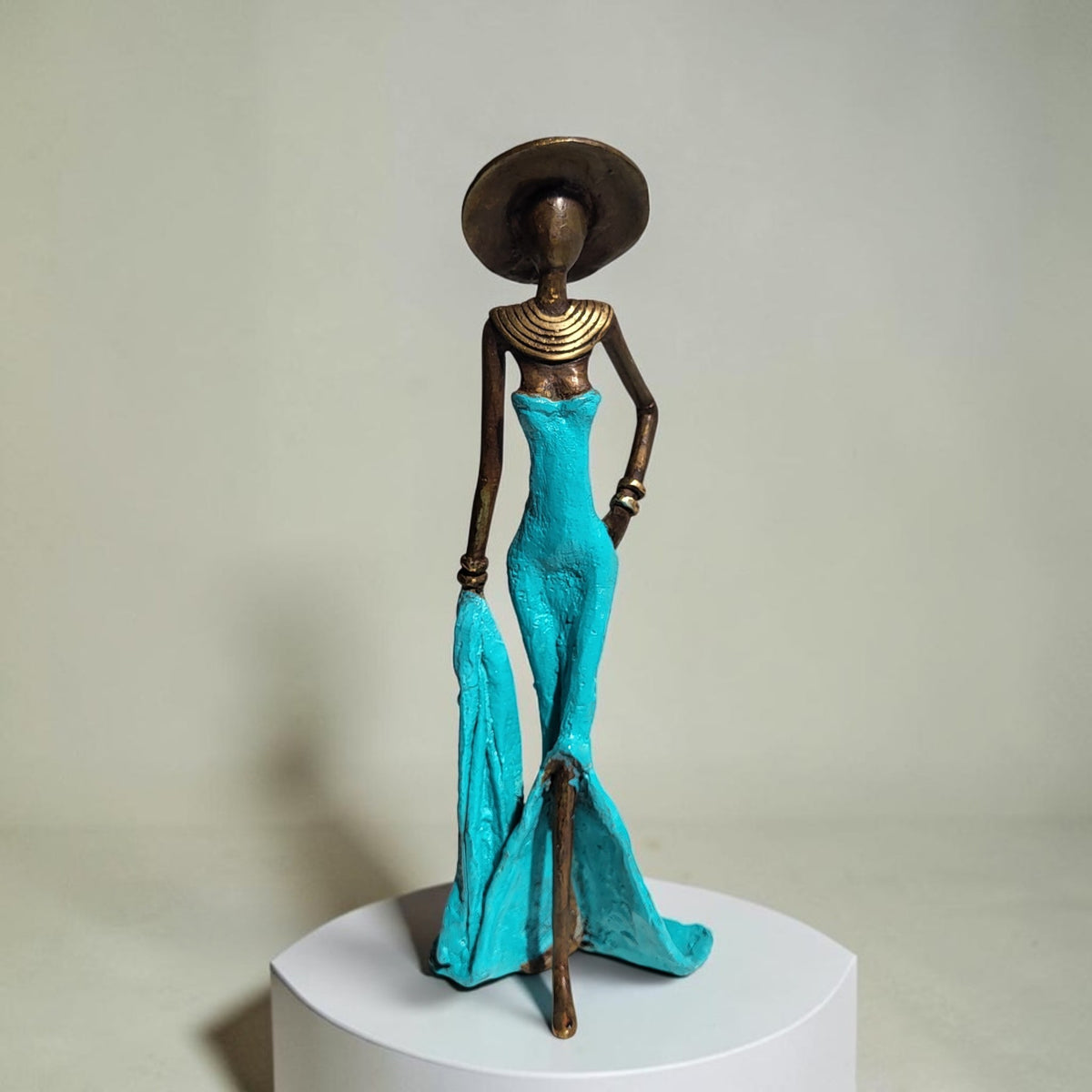 Bronze sculpture "Femme élégante avec chapeau" by Soré | various sizes and colours