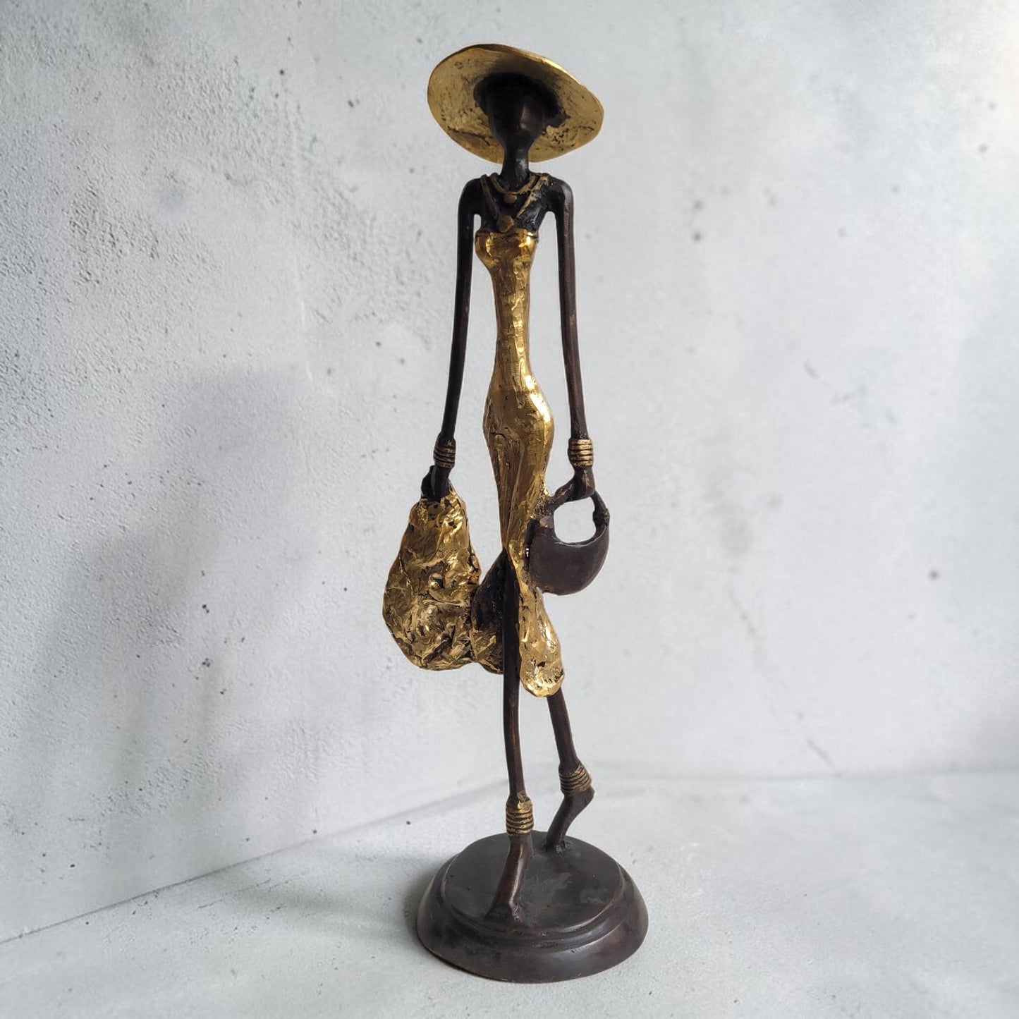 Bronze-Skulptur "Dame avec chapeau et sac-à-main" by Issouf B. | 32 oder 55 cm