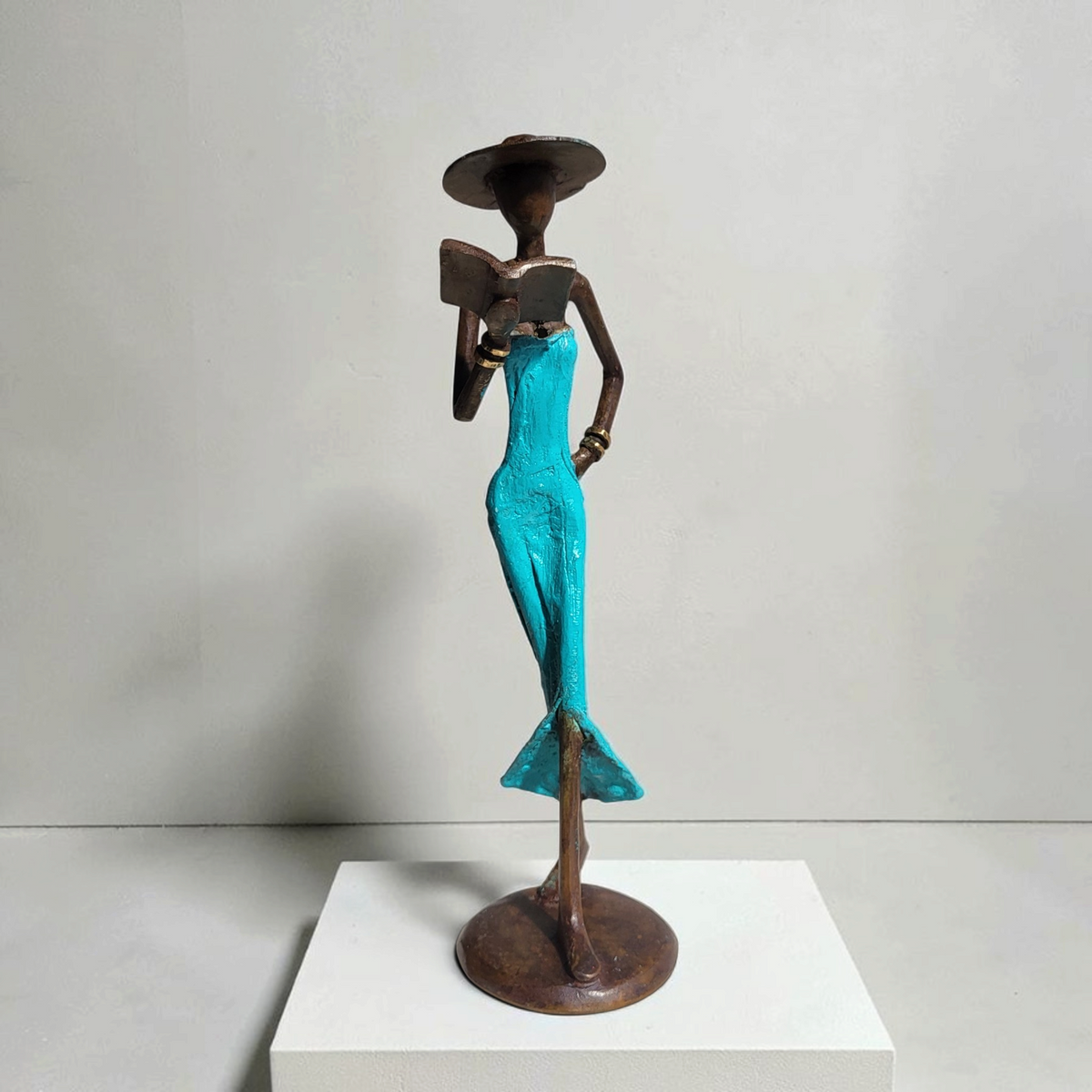 Bronze sculpture "Femme avec livre et chapeau" by Soré | various sizes and colours