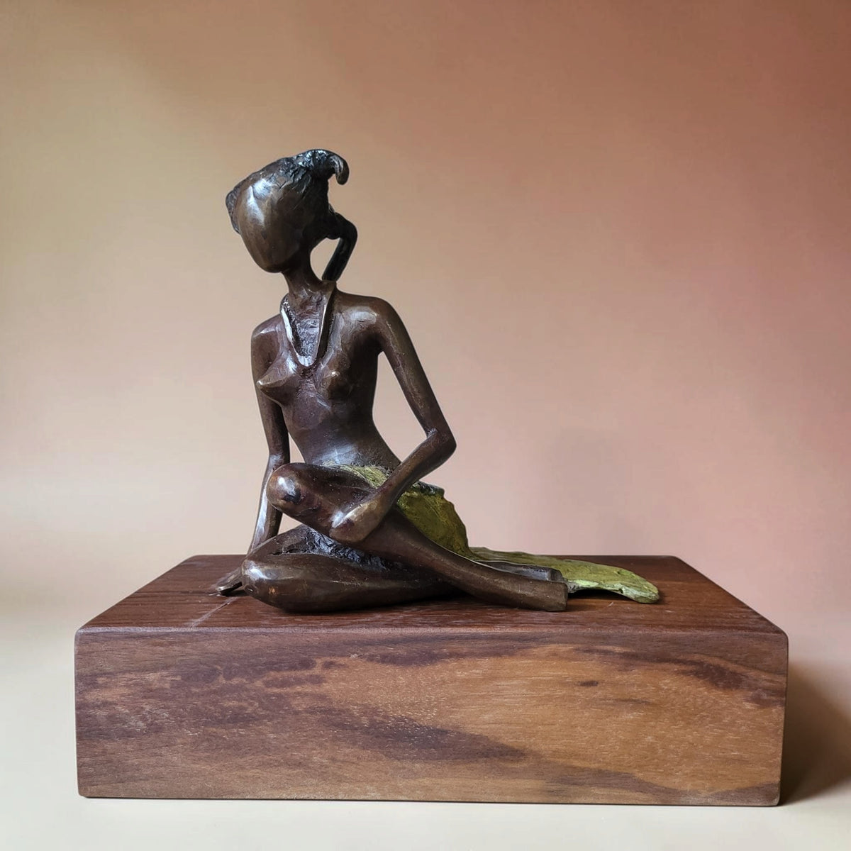 Bronze-Skulptur "Sirène rêveuse II", by Boureima Ouedraogo, Bronze massiv, Nussbaum-Sockel, 2026