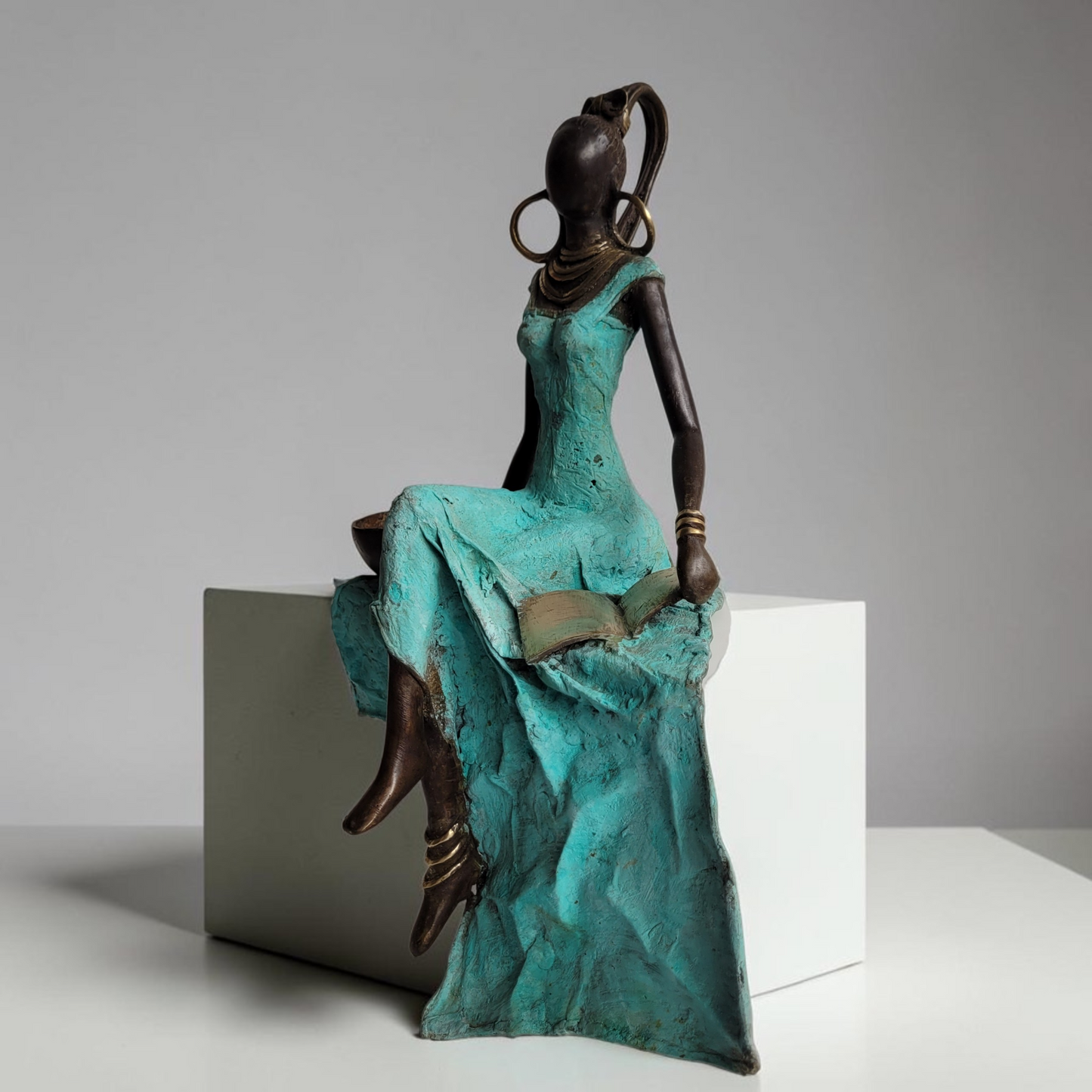 Die Sitzende mit Schale und Buch | Bronze-Skulptur von Issouf Iboudou | 45cm, 4kg