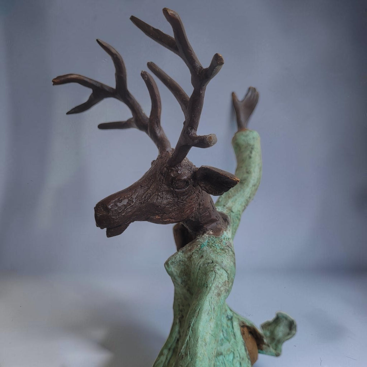 Bronze-Skulptur "L'esprit du cerf", by Boureima Ouedraogo, 37 cm, Bronze massiv, 2026