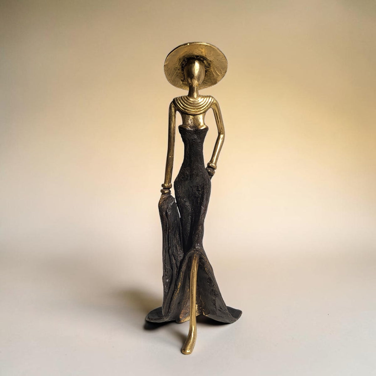 Bronze sculpture "Femme élégante avec chapeau" by Soré | various sizes and colours