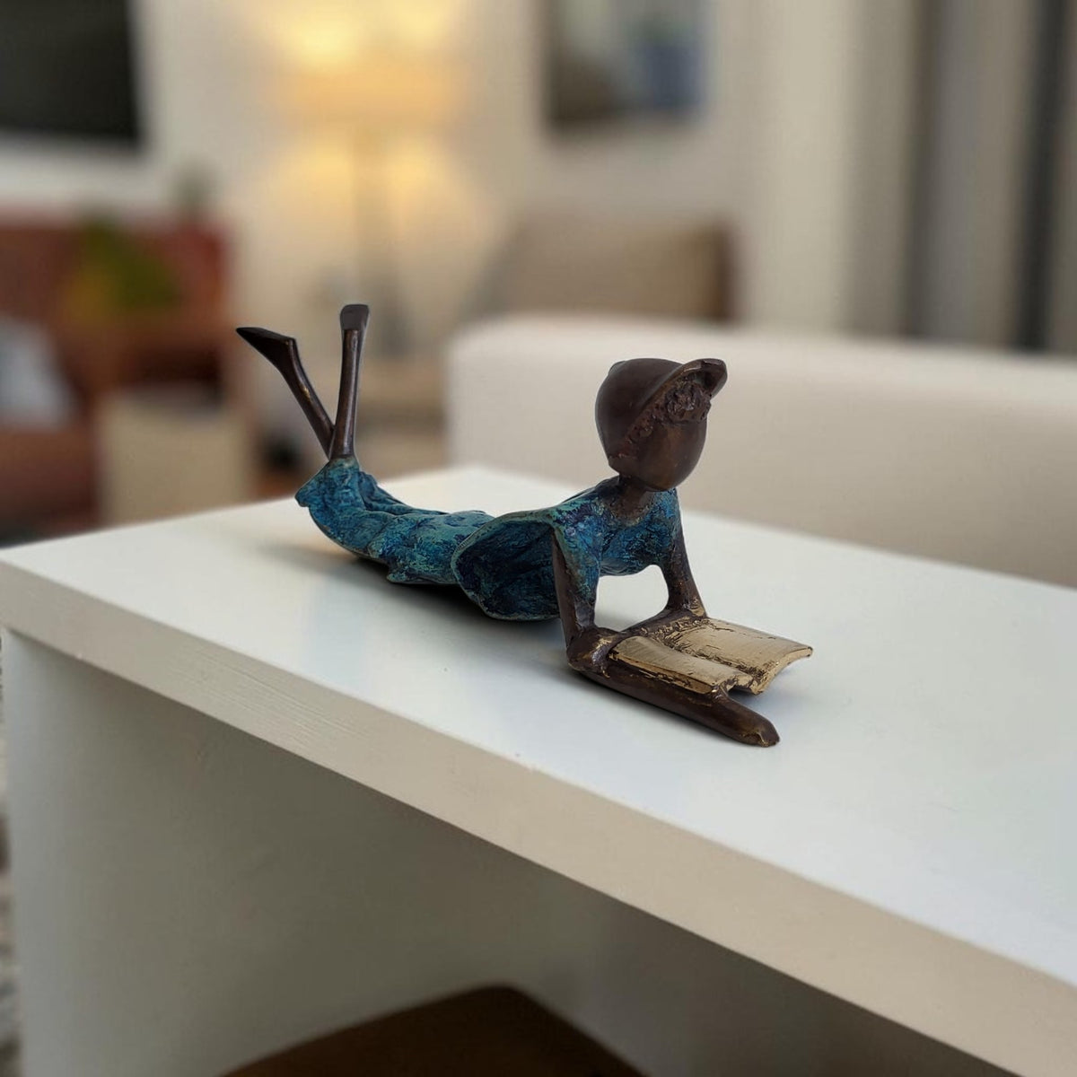 Bronze-Skulptur "Ulysse" Enfant avec livre et casquette | by Souleymane