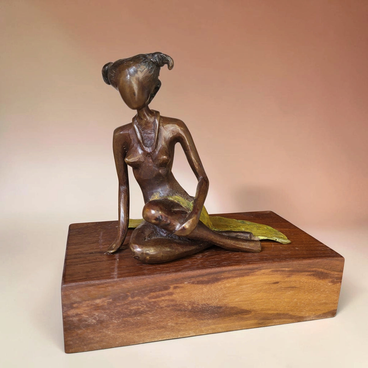 Bronze-Skulptur "Sirène rêveuse II", by Boureima Ouedraogo, Bronze massiv, Nussbaum-Sockel, 2026