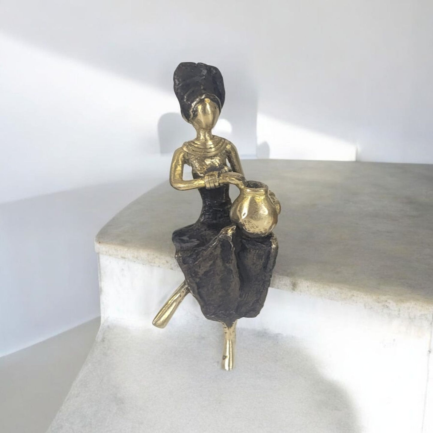 Sculpture en bronze "Femme assise avec amphore" by Soré | différentes tailles et couleurs