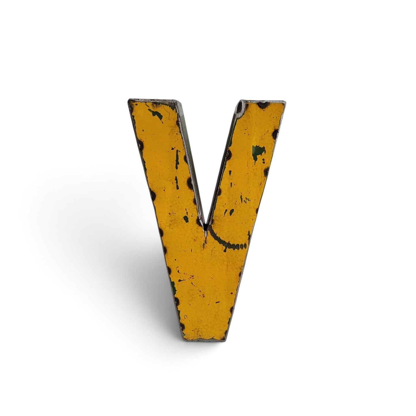 Buchstabe "V" aus recycelten Ölfässern | 22 oder 50 cm | verschiedene Farben