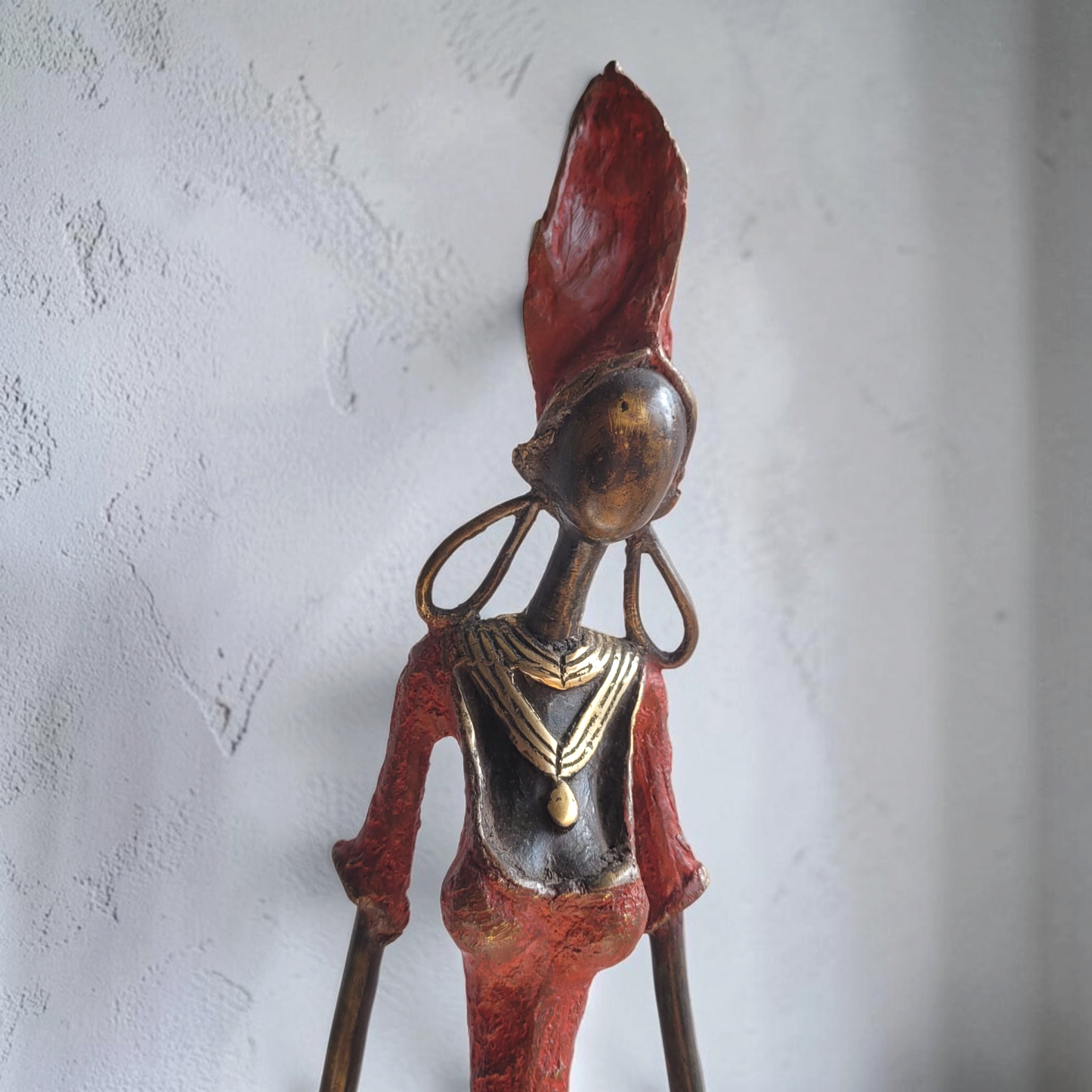 La reine écarlate | Bronze-Skulptur von Issouf Iboudou | 73 cm | 3,25 kg | Einzelstück