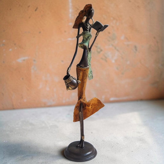 Grande femme qui lit | Bronze-Skulptur von Issouf Iboudou | 67 cm | 3,6 kg | Einzelstück