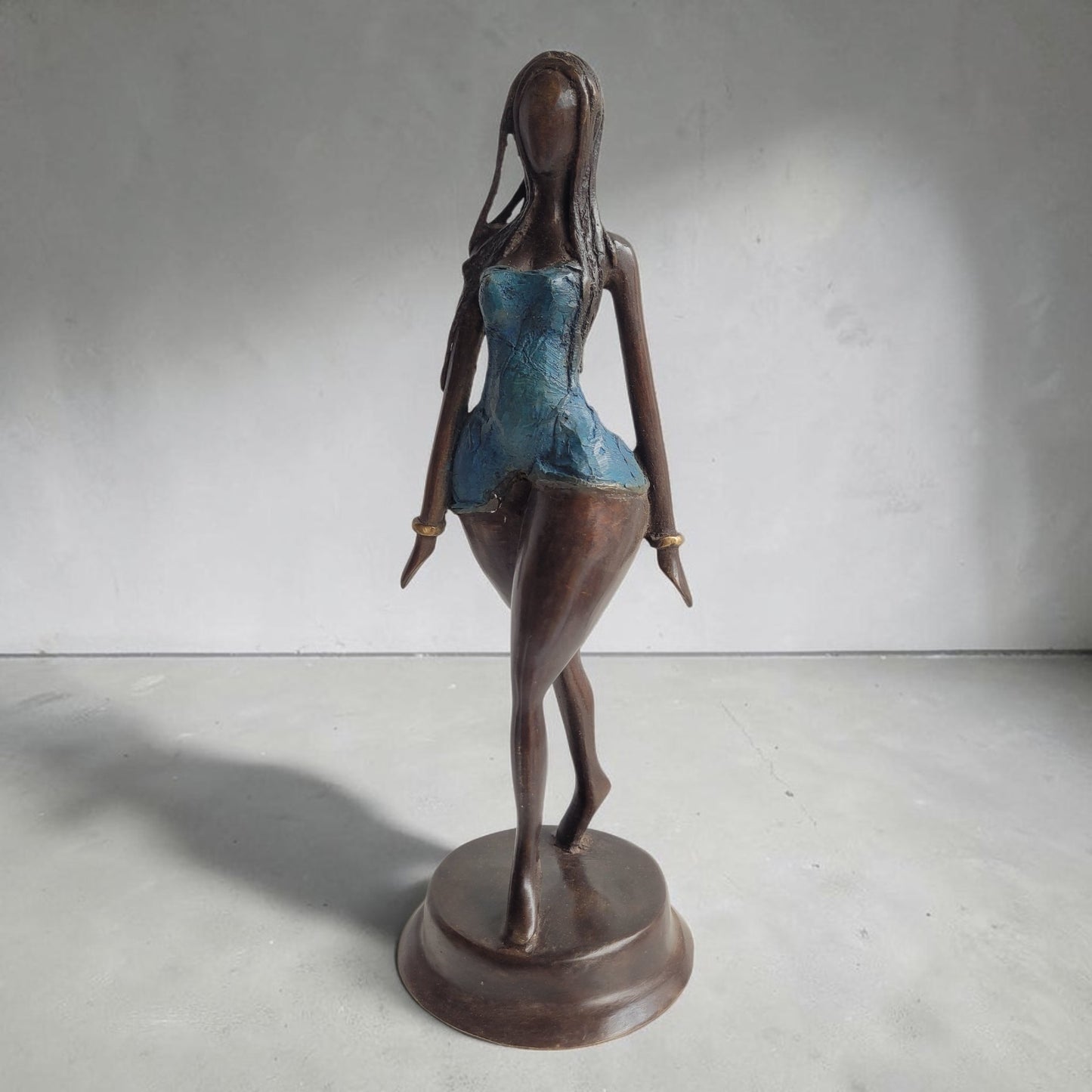 "Jeune Fille au Vent #3" Bronze-Skulptur von Issouf Iboudou, 32 cm, 2026