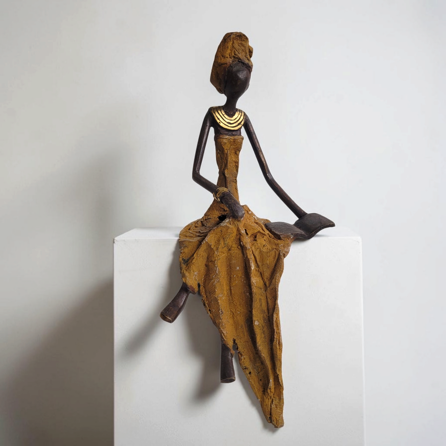 Bronze-Skulptur "Große Dame mit Buch" by Hamed Nikiema | 26 cm | Unikate