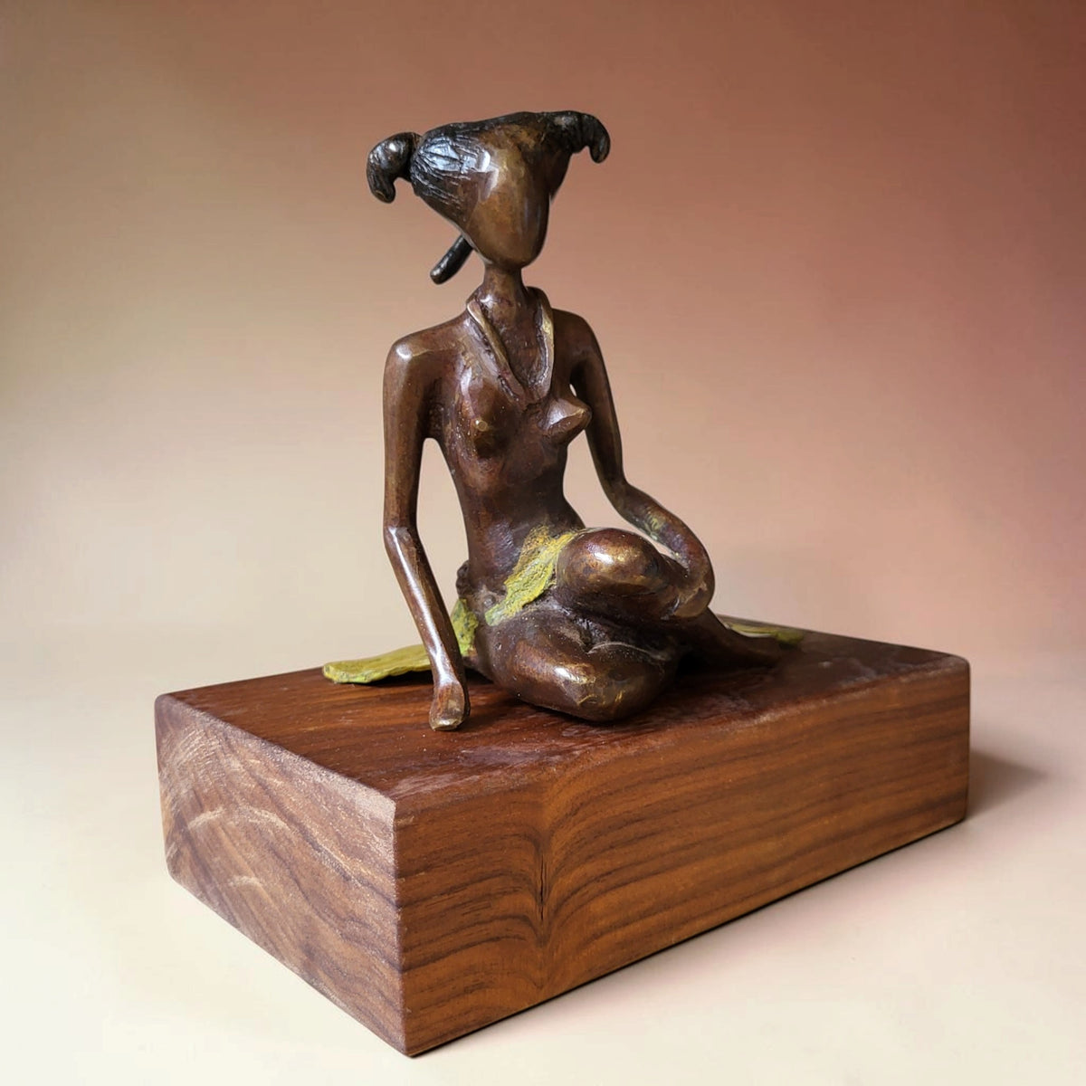 Bronze-Skulptur "Sirène rêveuse II", by Boureima Ouedraogo, Bronze massiv, Nussbaum-Sockel, 2026