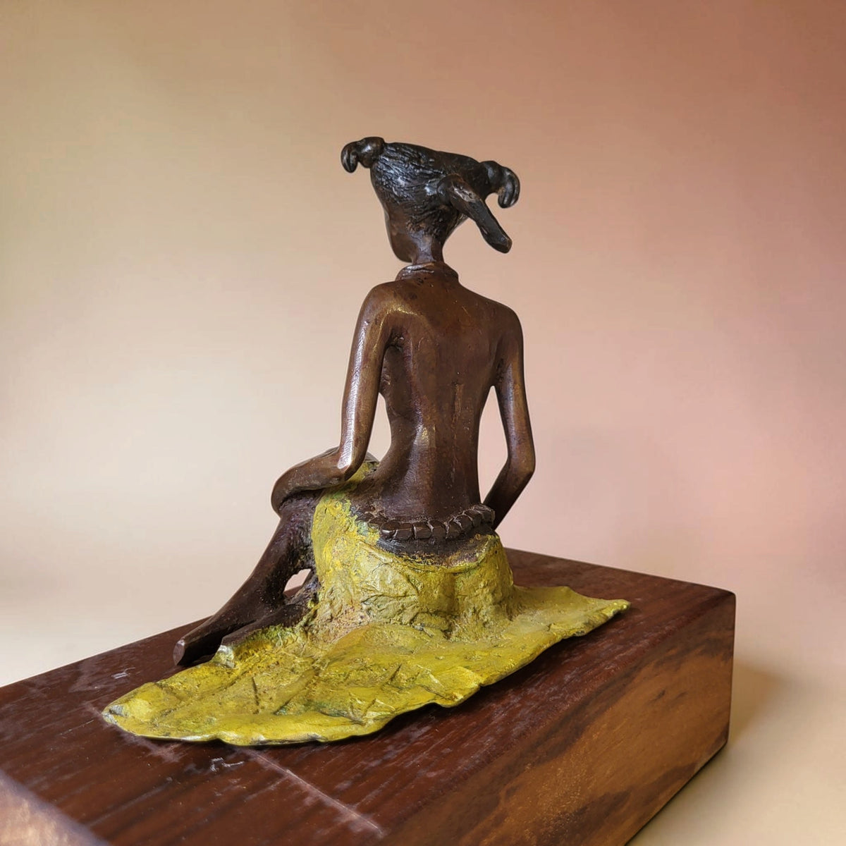 Bronze-Skulptur "Sirène rêveuse II", by Boureima Ouedraogo, Bronze massiv, Nussbaum-Sockel, 2026