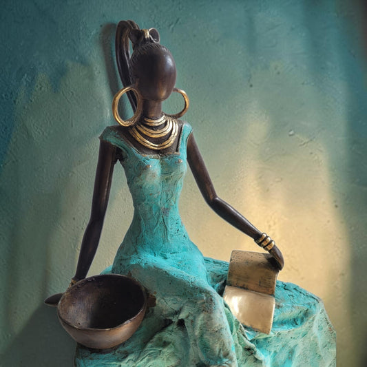 Die Sitzende mit Schale und Buch | Bronze-Skulptur von Issouf Iboudou | 45cm, 4kg