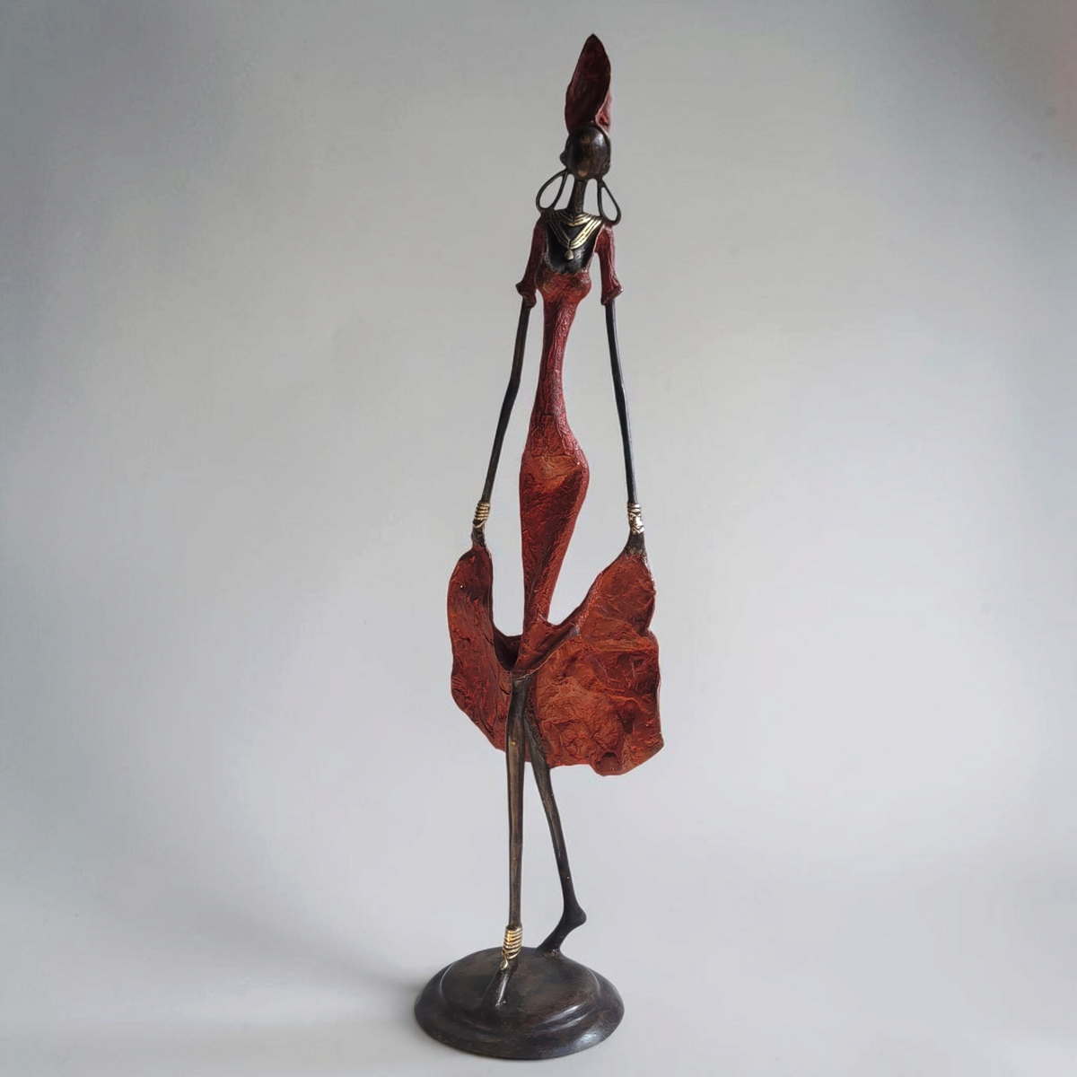 La reine écarlate | Bronze-Skulptur von Issouf Iboudou | 73 cm | 3,25 kg | Einzelstück