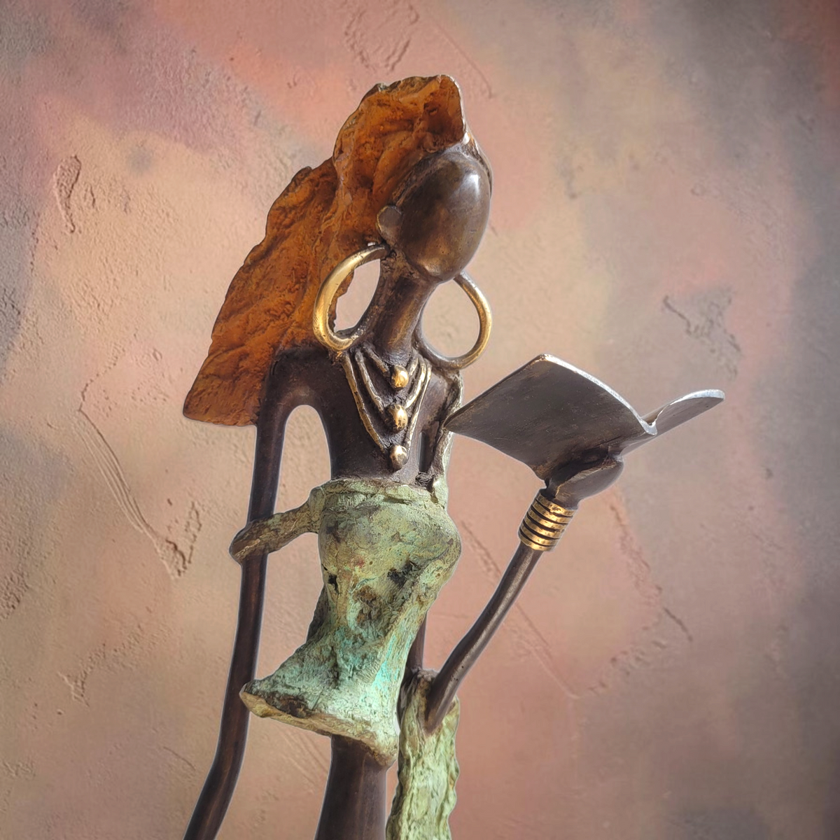 Grande femme qui lit | Bronze-Skulptur von Issouf Iboudou | 67 cm | 3,6 kg | Einzelstück