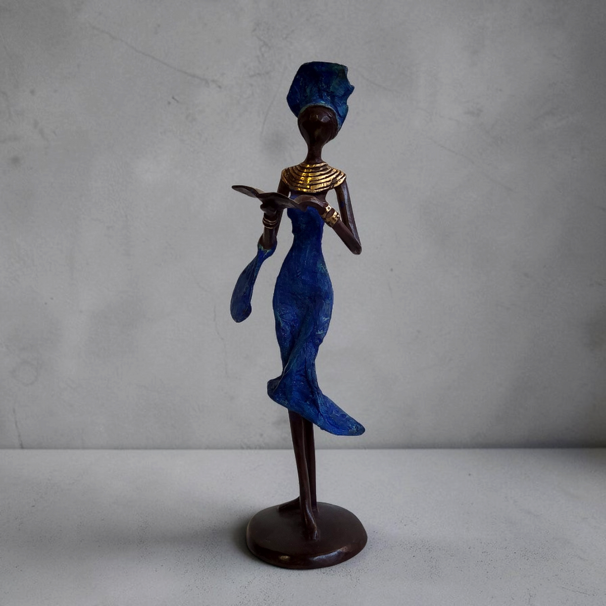 Sculpture en bronze "Femme avec livre" by Karim | différentes tailles et couleurs