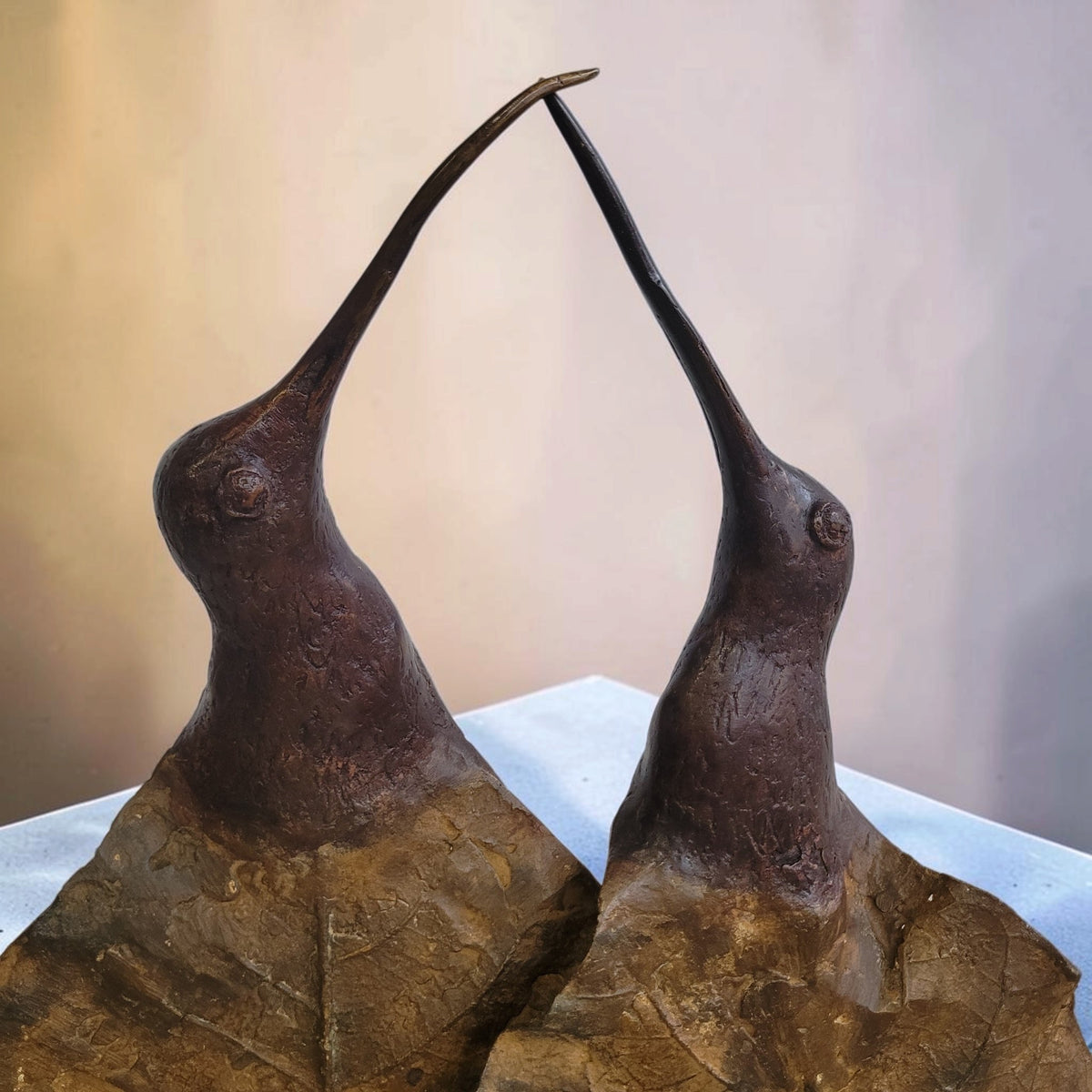 Bronze-Skulptur "Les oiseaux au grand feuillage" von Boureima Ouedraogo, 2026, Brown