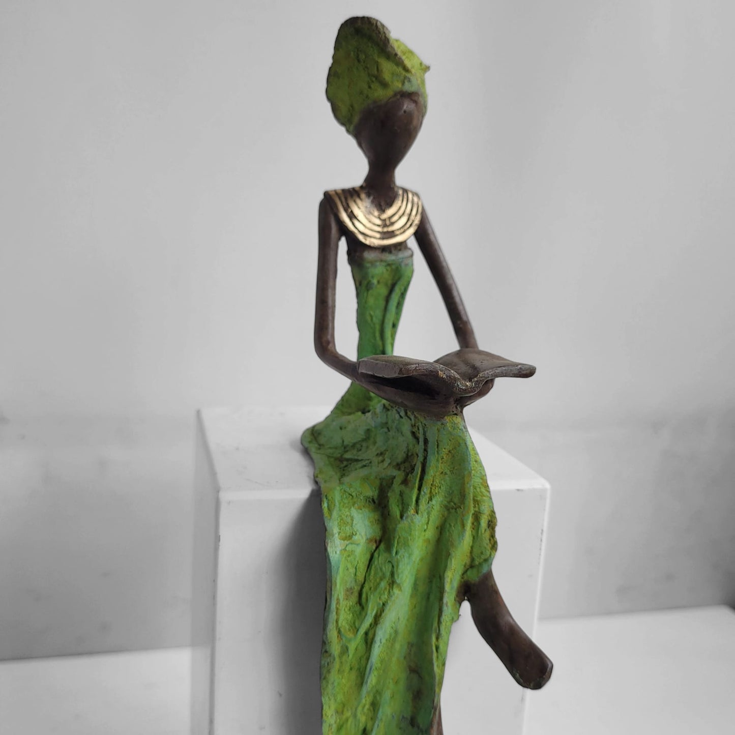 Bronze-Skulptur "Femme qui lit" by Hamed Nikiema | 28 cm