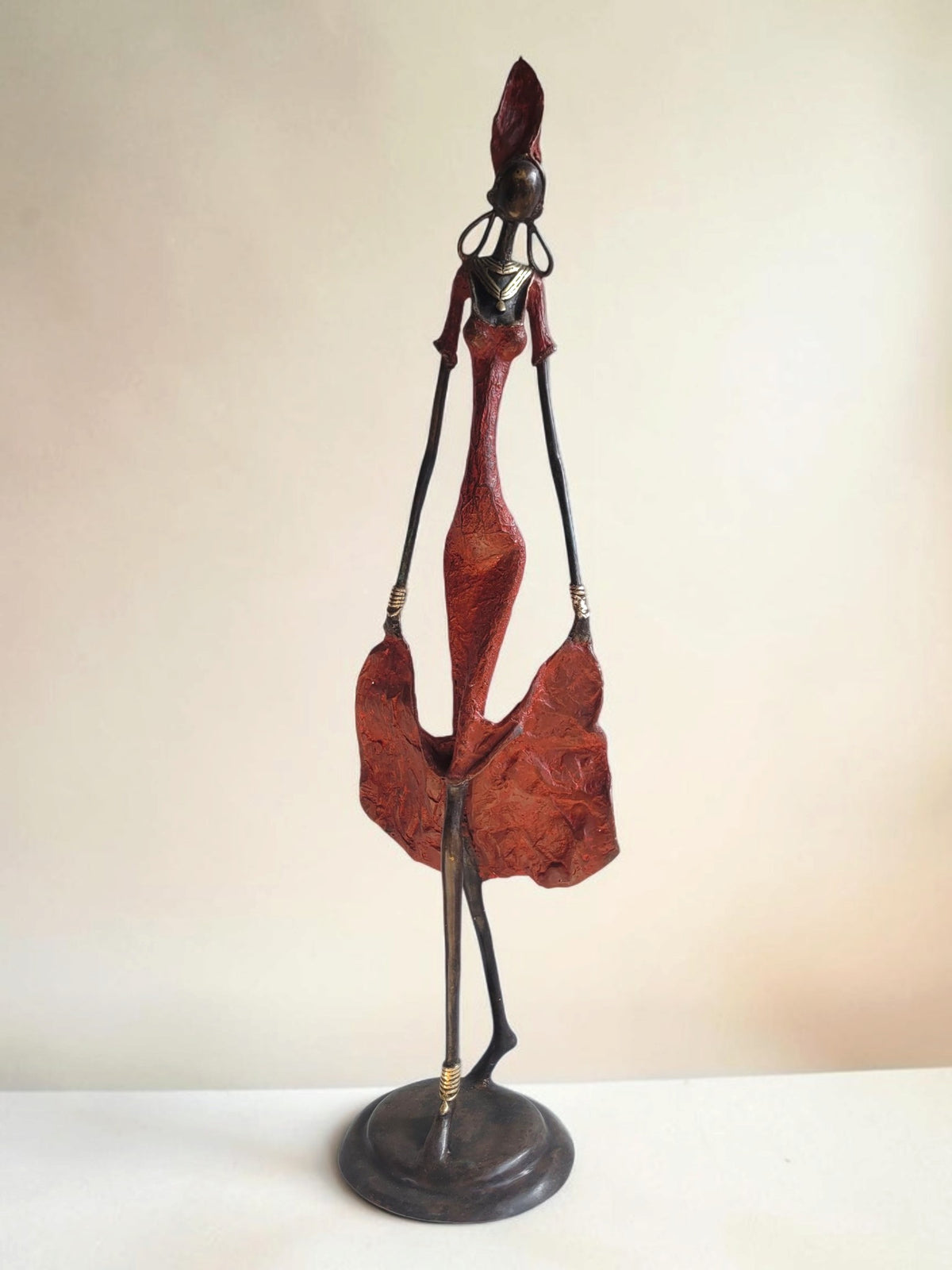 La reine écarlate | Bronze-Skulptur von Issouf Iboudou | 73 cm | 3,25 kg | Einzelstück