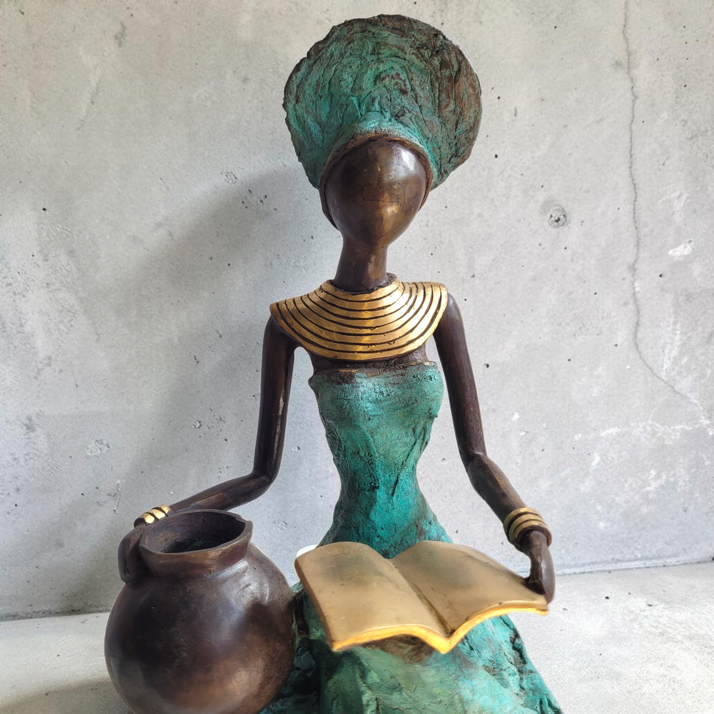 Bronze-Skulptur "Lesende Frau mit Krug" by Soré | 45 cm | verschiedene Farben