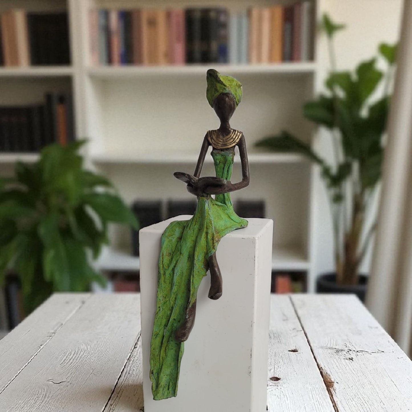 Bronze-Skulptur "Femme qui lit" by Hamed Nikiema | 28 cm