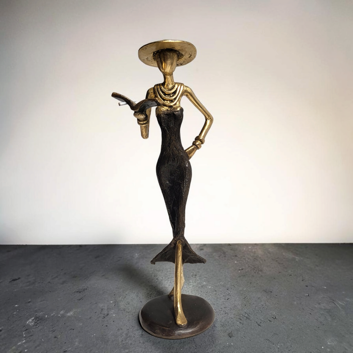 Bronze sculpture "Femme avec livre et chapeau" by Soré | various sizes and colours