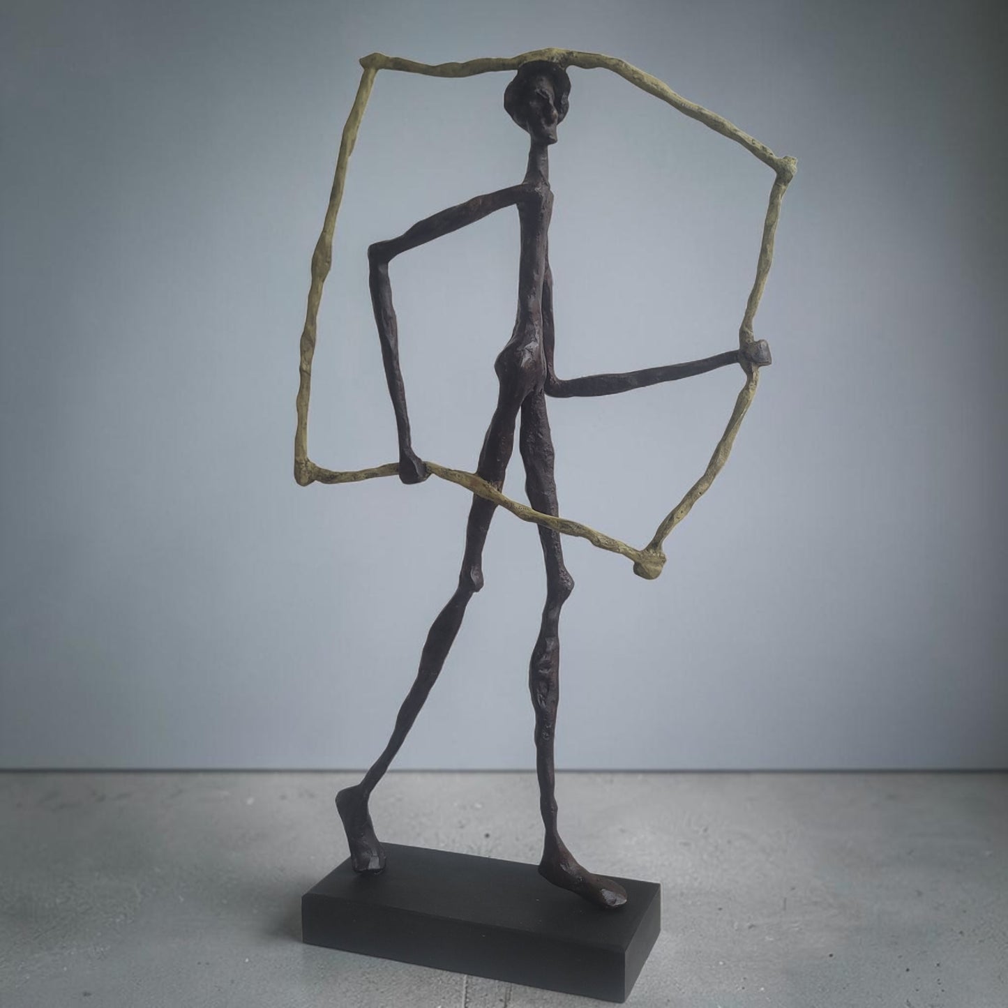 Bronze-Skulptur "L'Homme Encadré #1", by Boureima Ouedraogo, 52 cm, Bronze massiv, 2026