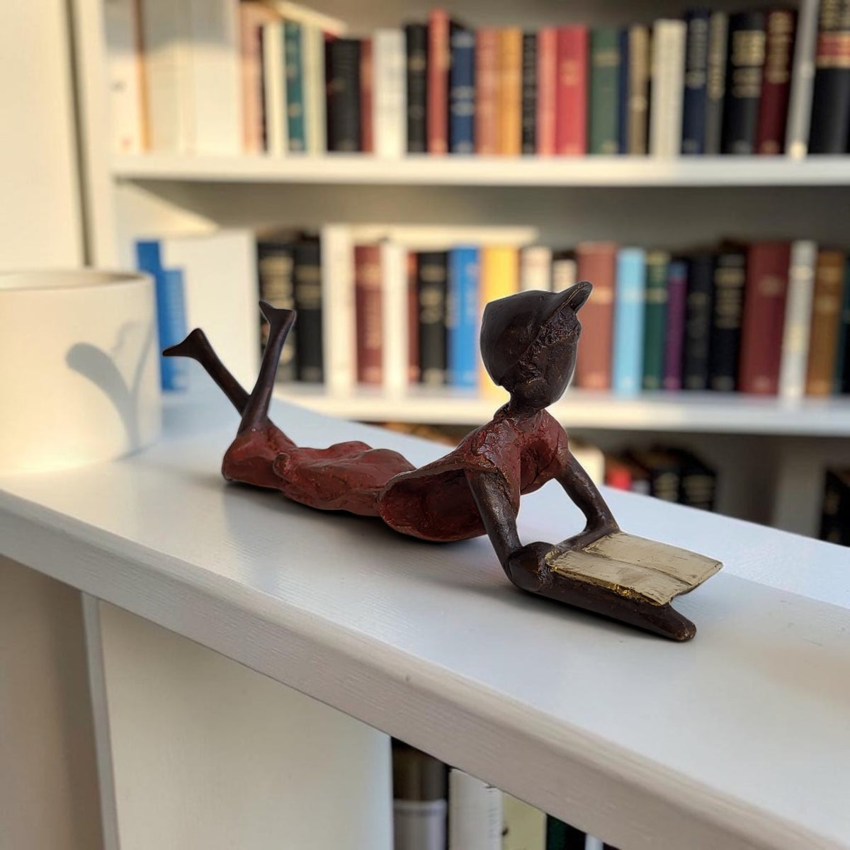 Bronze-Skulptur "Ulysse" Enfant avec livre et casquette | by Souleymane