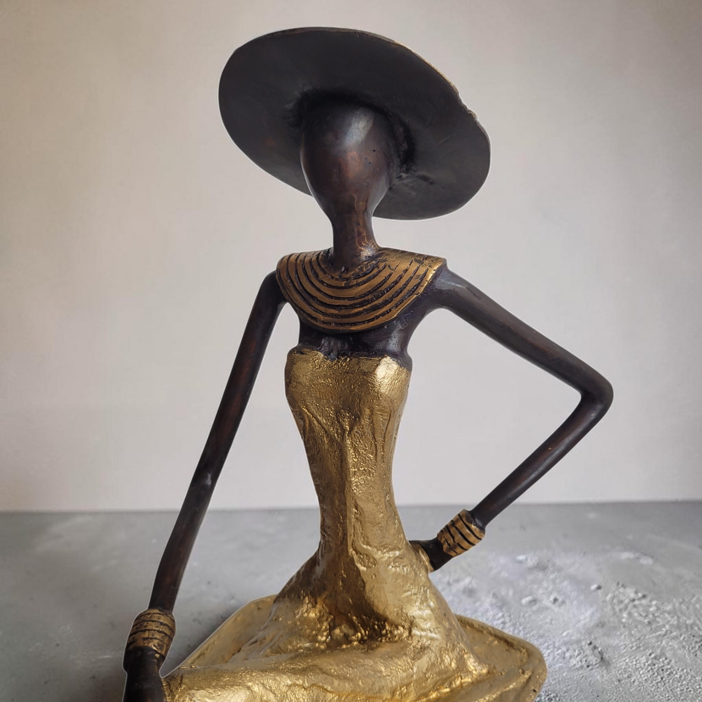 Bronze-Skulptur "Femme assise avec chapeau" by Soré | 42 cm | verschiedene Farben
