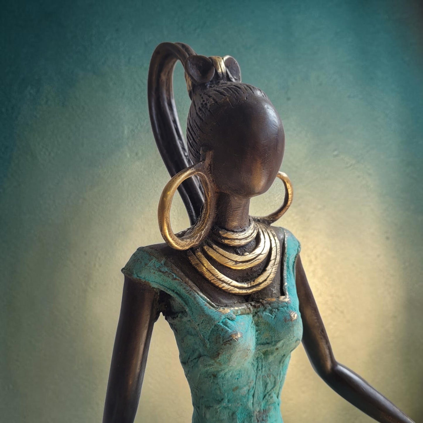 Die Sitzende mit Schale und Buch | Bronze-Skulptur von Issouf Iboudou | 45cm, 4kg