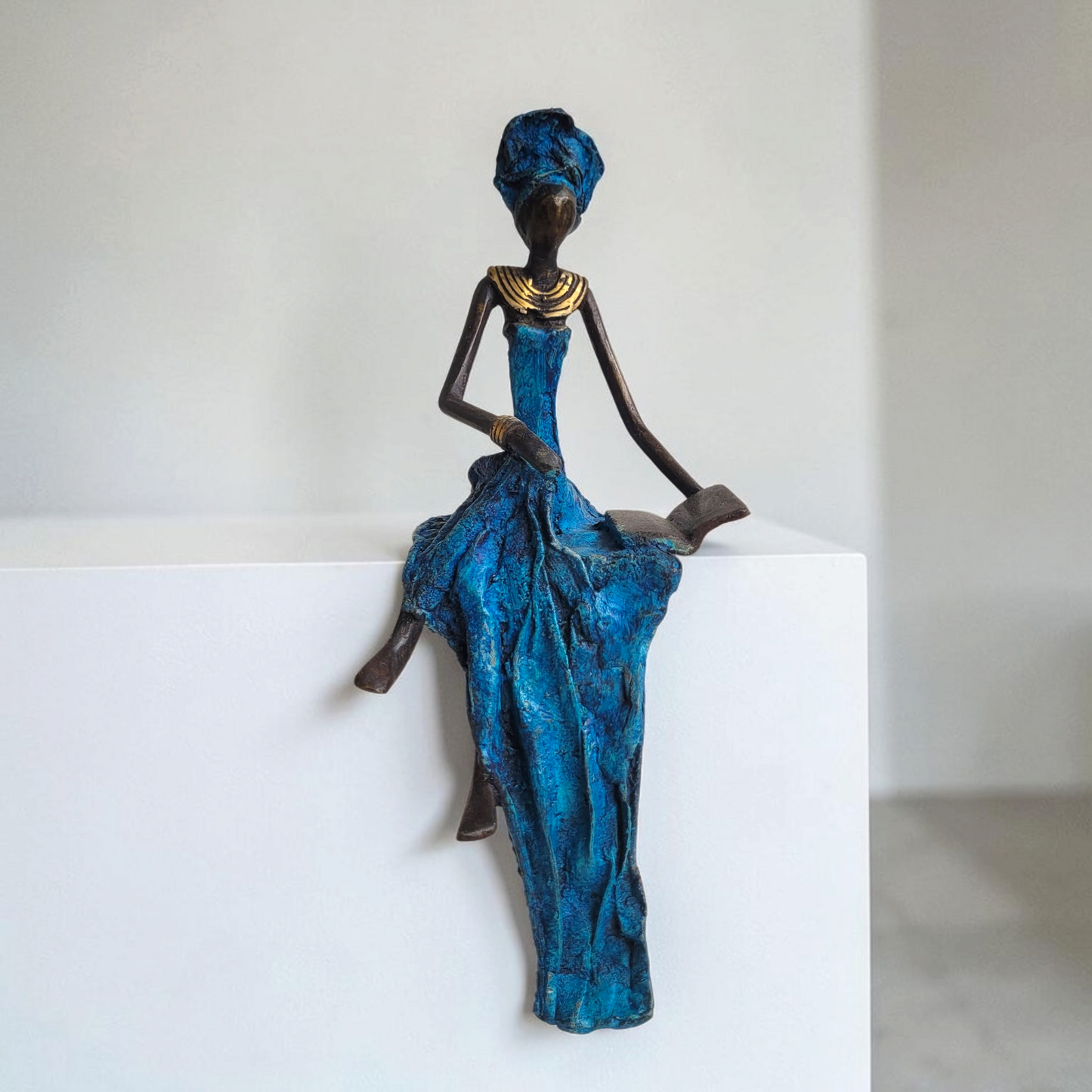 Bronze-Skulptur "Große Dame mit Buch" by Hamed Nikiema | 26 cm | Unikate