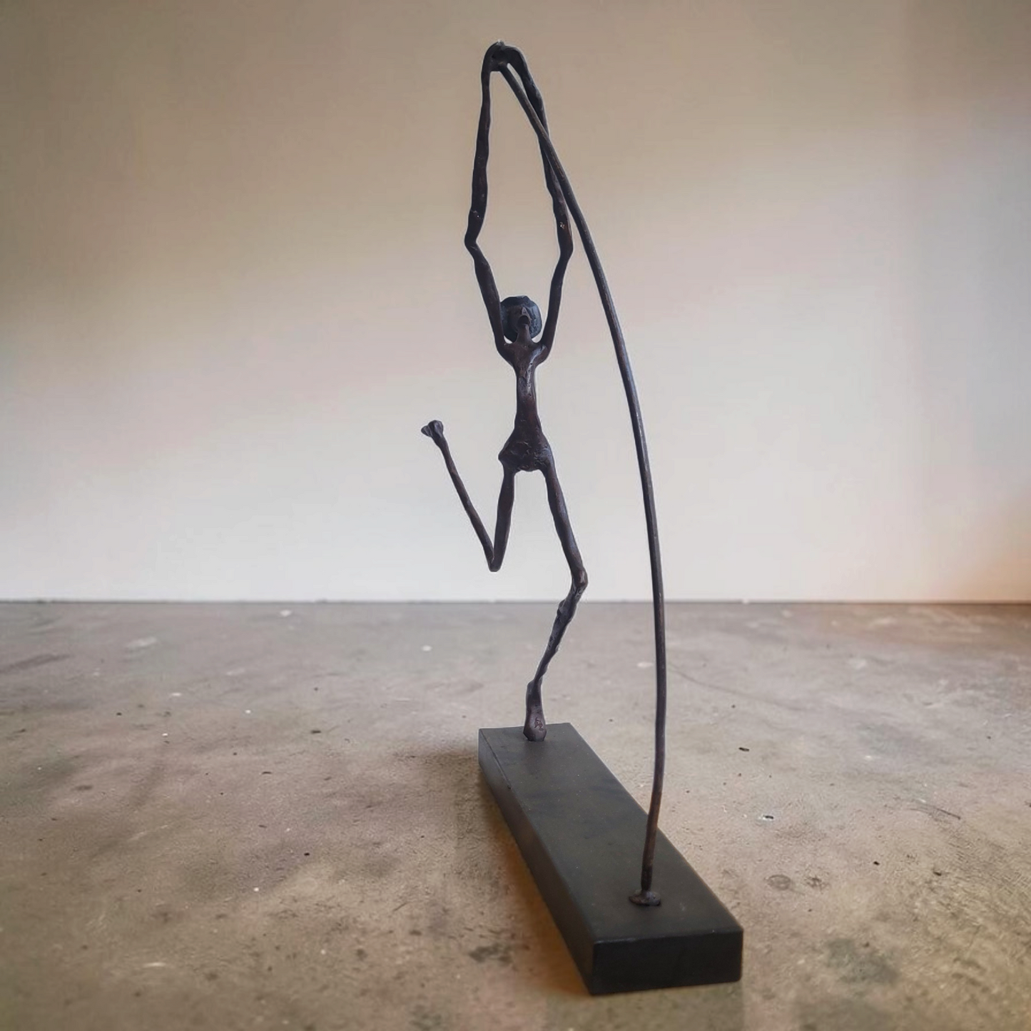 Bronze-Skulptur "Le sauteur à la perche", by Boureima Ouedraogo, 61 cm, Bronze massiv, 2026