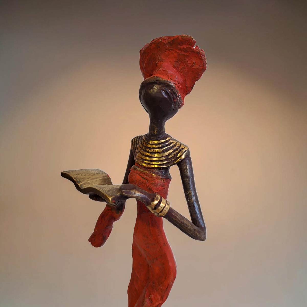 Sculpture en bronze "Femme avec livre" by Karim | différentes tailles et couleurs